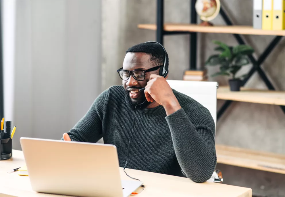 Image d'un agent téléphonique souriant discutant avec un client