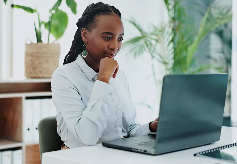 Eine Frau an ihrem Laptop